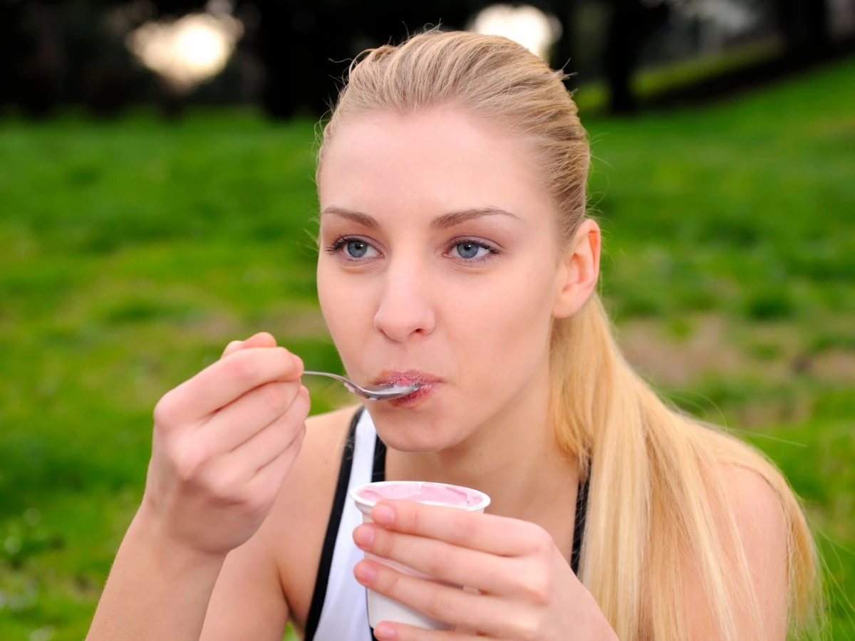 Chica tomando yogurt artesanal
