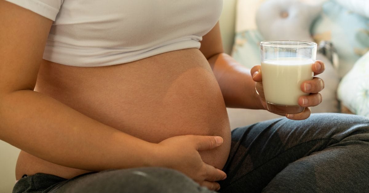 mujer embarazada tomando leche mujer embarazada tomando leche